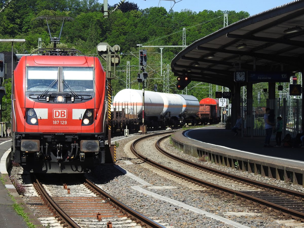 DB 187 129 MIT GÜTERZUG AUF DURCHFAHRT BAHNHOF BETZDORF/SIEG
Mit Güterzug ist hier die BOMBARDIER-TRAXX-AC3 auf Durchfahrt durch den
Bahnhof BETZDORF/SIEG...am 1.6.2019