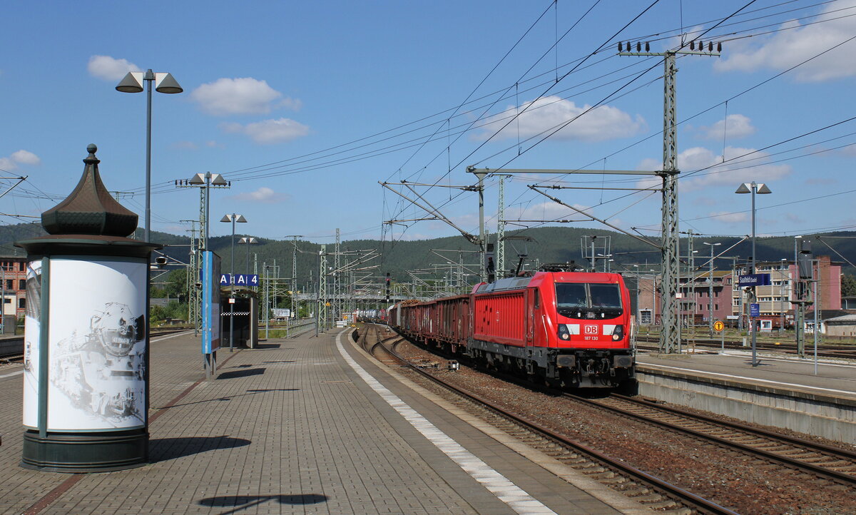 DB 187 130 mit einem gemischten Gterzug Richtung Bamberg, am 24.08.2022 in Saalfeld (S).
