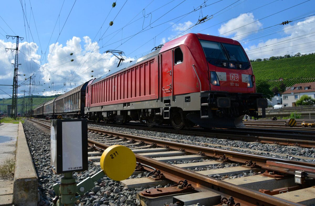 DB 187 164 rollt mit einem Güterzug langsam in Würzburg Hbf ein. Aufgenommen außerhalb des Gefahrenbereichs von einem Weg aus direkt neben den Gleisen. 14.07.2021