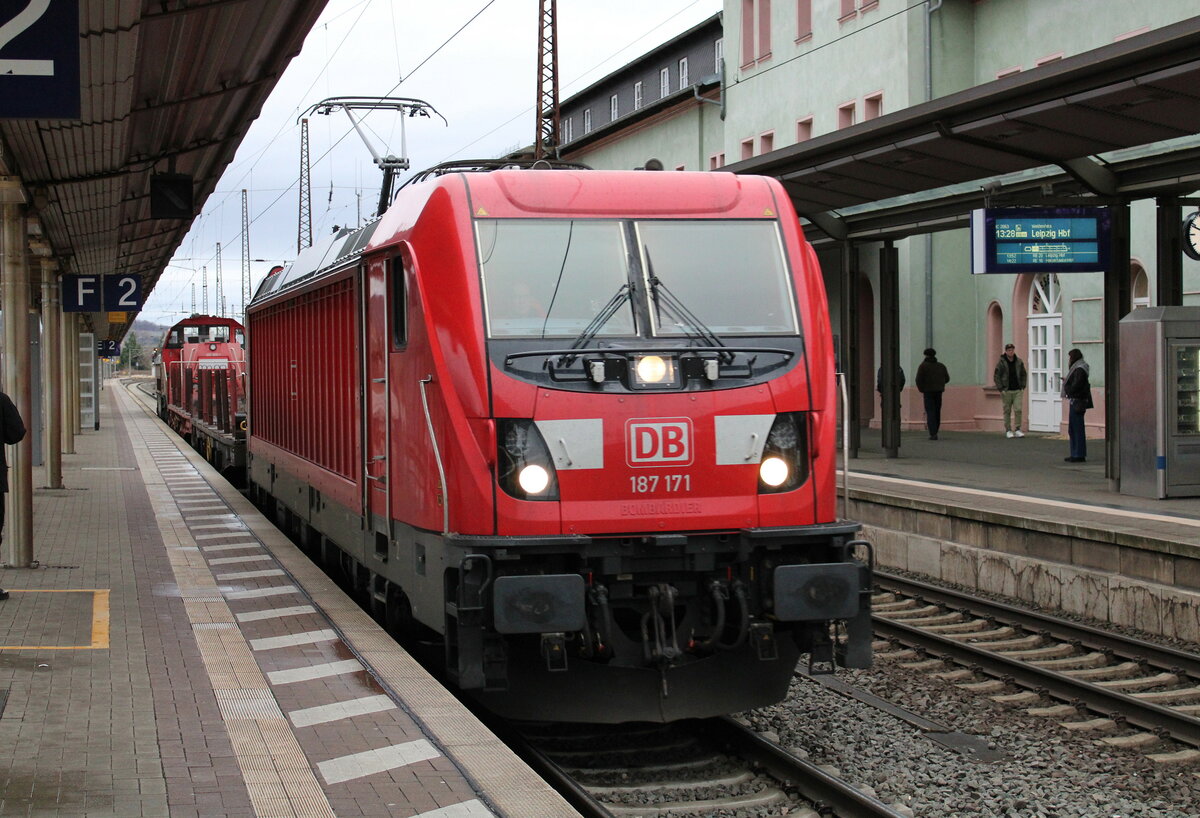 DB 187 171 mit zwei Samms-Wagen und der DB 265 009-1 Richtung Bad Ksen, am 02.01.2024 in Naumburg (S) Hbf.