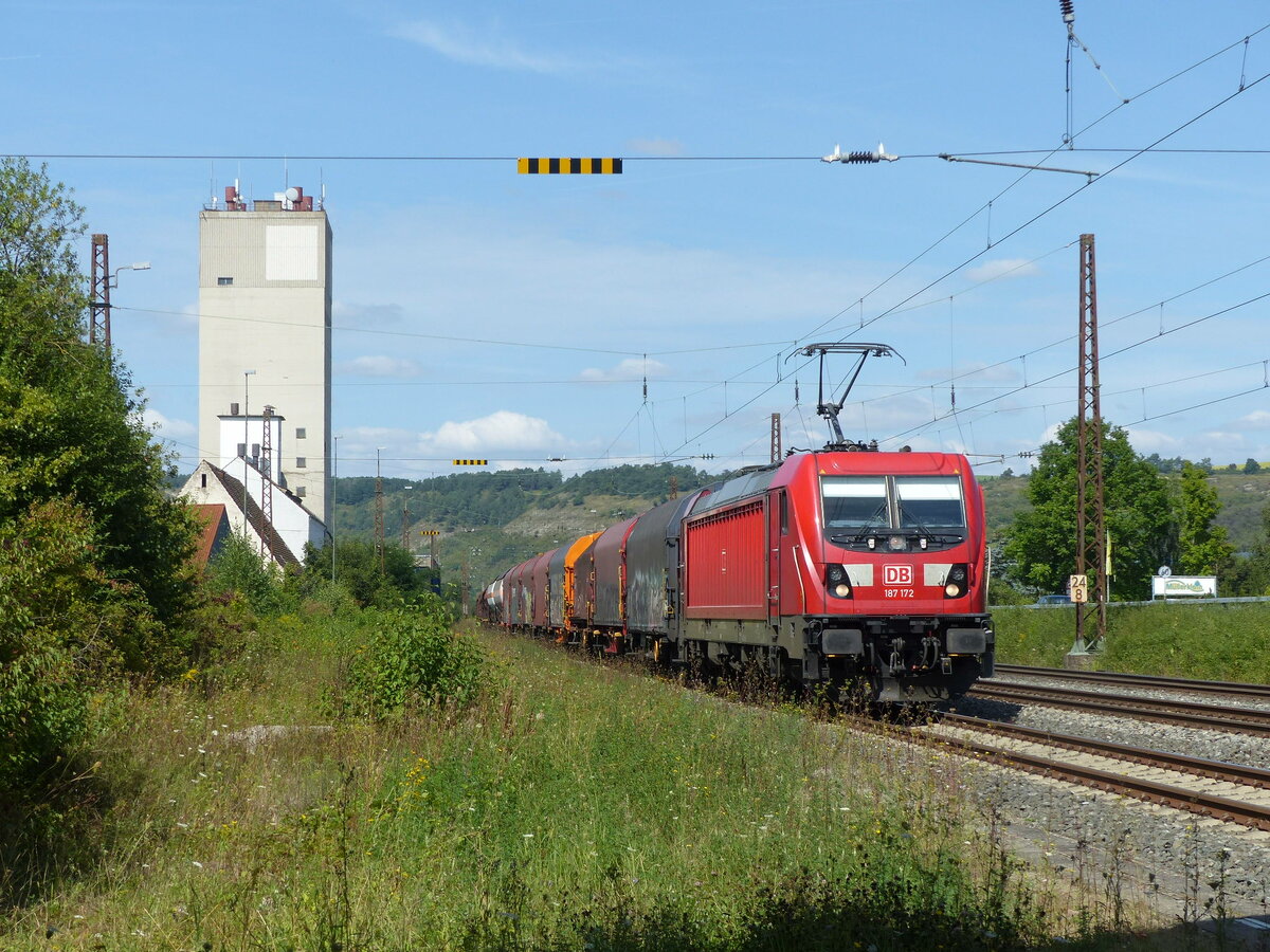 DB 187 172 mit einem gemischten Gterzug Richtung Wrzburg, am 25.08.2021 in Karlstadt (Main).
