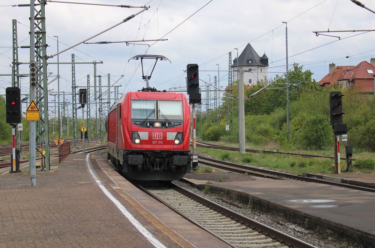 DB 187 179 mit Kesselwagen Richtung Erfurt, am 21.04.2024 in Weimar.