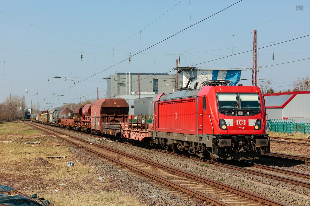 DB 187 183 mit G�terzug in Hilden, M�rz 2026.
