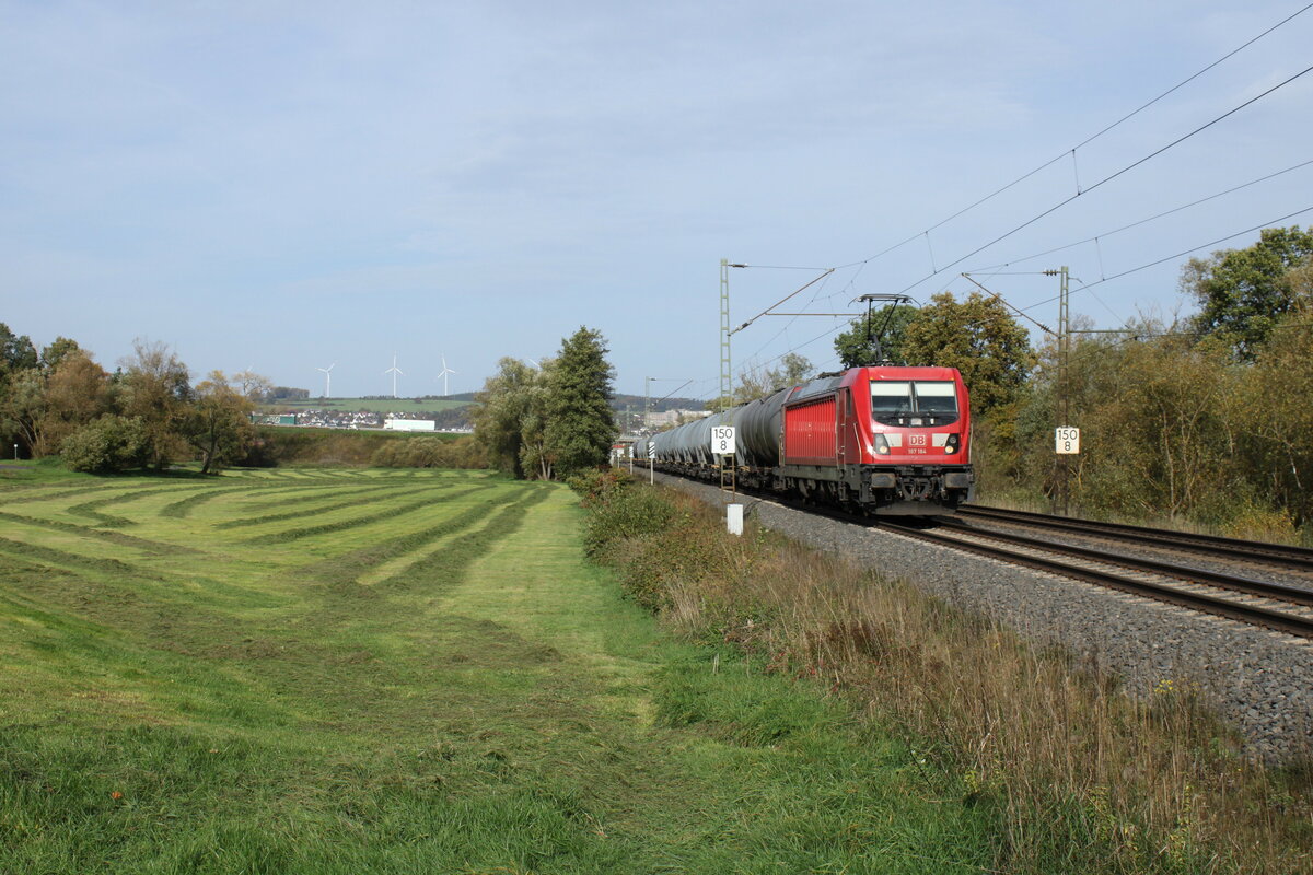 DB 187 184 mit Kesselwagen Richtung Fulda, am 28.10.2022 in Hauneck.