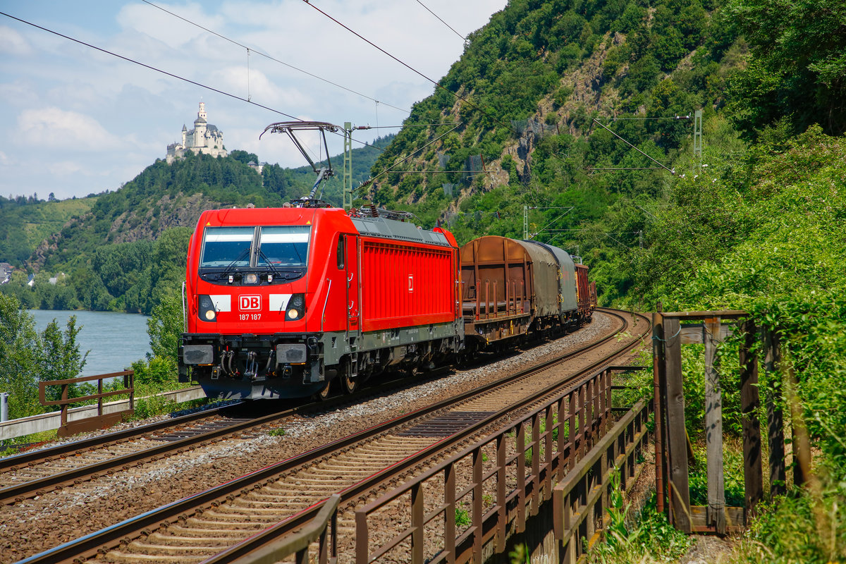 DB 187 187 mit G�terzug in Braubach, Juni 2019.
