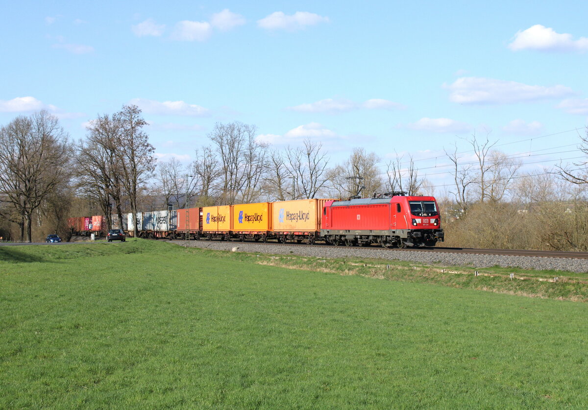 DB 187 210 mit Containerwagen Richtung Fulda, am 05.04.2023 in Hauneck.