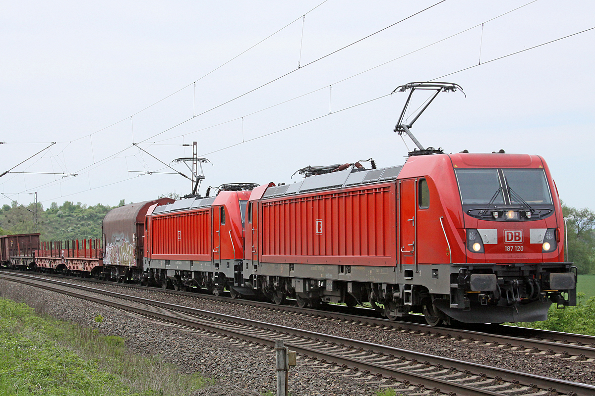 DB 187 in Doppeltraktion auf dem Gegengleis am 02.05.2018 nördlich von Salzderhelden / BÜ75,1 in Richtung Hannover