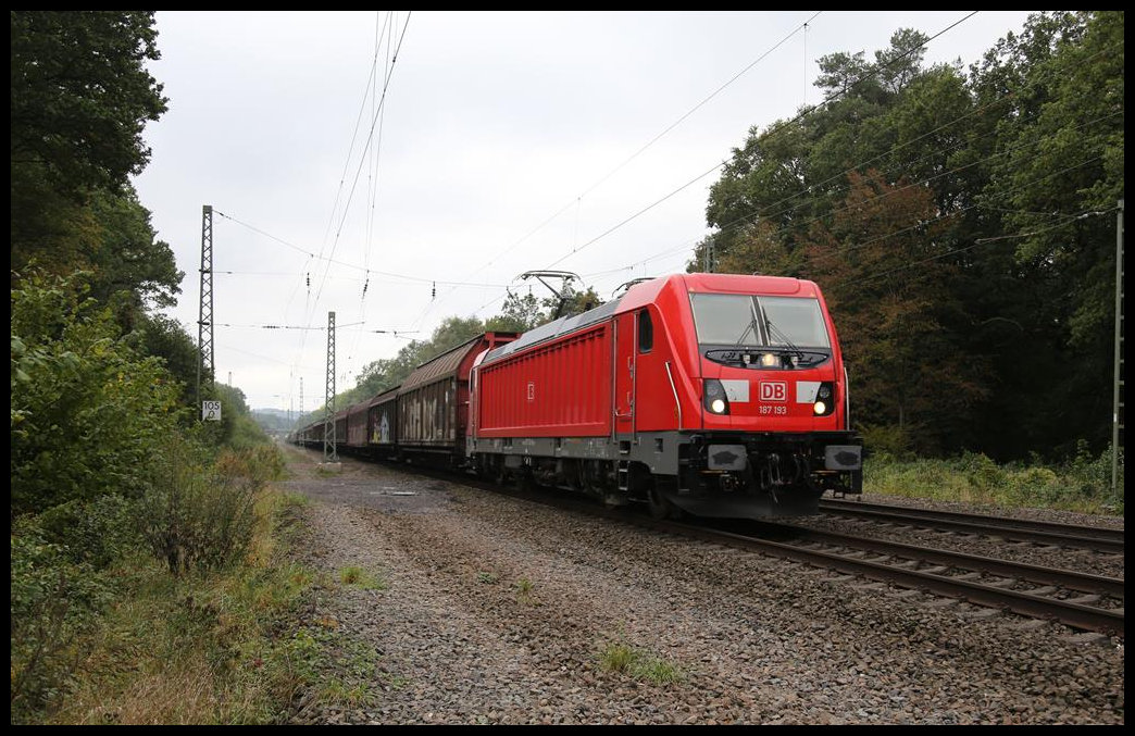 DB 187093 fährt hier am 5.10.2019 um 10.43 Uhr mit einem Güterzug in Richtung Osnabrück durch den rückgebauten Bahnhof Natrup Hagen. Der Bahnhof ist heute nur noch ein Haltepunkt und unbesetzt. Früher gab es Überhol- und Gütergleise.