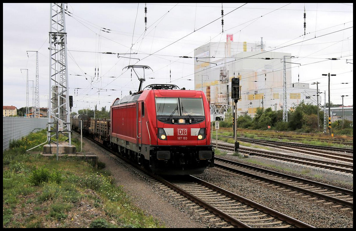 DB 187193 fährt hier am 26.08.2020 um 15.25 Uhr mit einem gemischten Güterzug durch den Bahnhof Teutschenthal in Richtung Halle an der Saale.