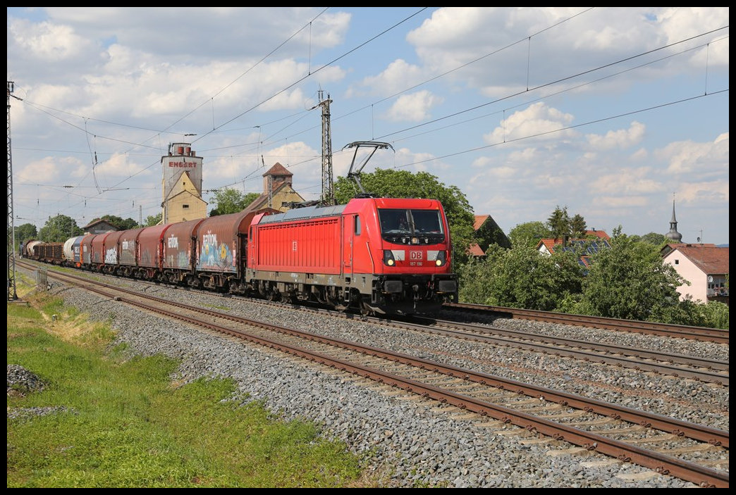 DB 187196 ist hier am 1.6.2022 um 16.16 Uhr mit einem gemischten Güterzug bei Herrenberchtheim in Richtung Ansbach unterwegs.
