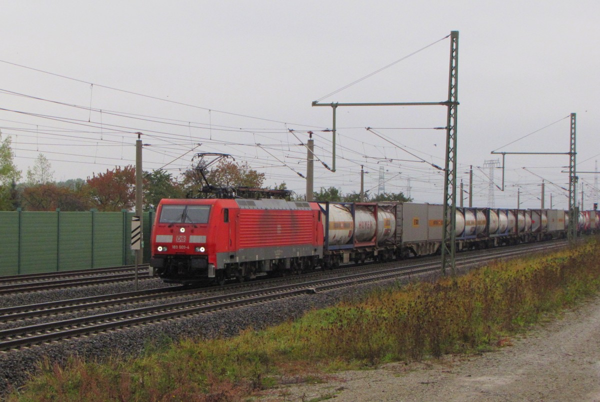 DB 189 009-4 mit einem Güterzug Richtung Eisenach, am 17.10.2015 in Erfurt-Azmannsdorf.