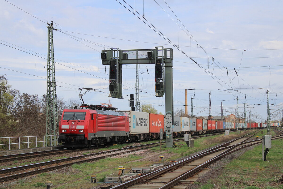 DB 189 019-3 mit einem Containerwagenzug Richtung Hauptbahnhof, am 05.04.2024 in Magdeburg-Neustadt.