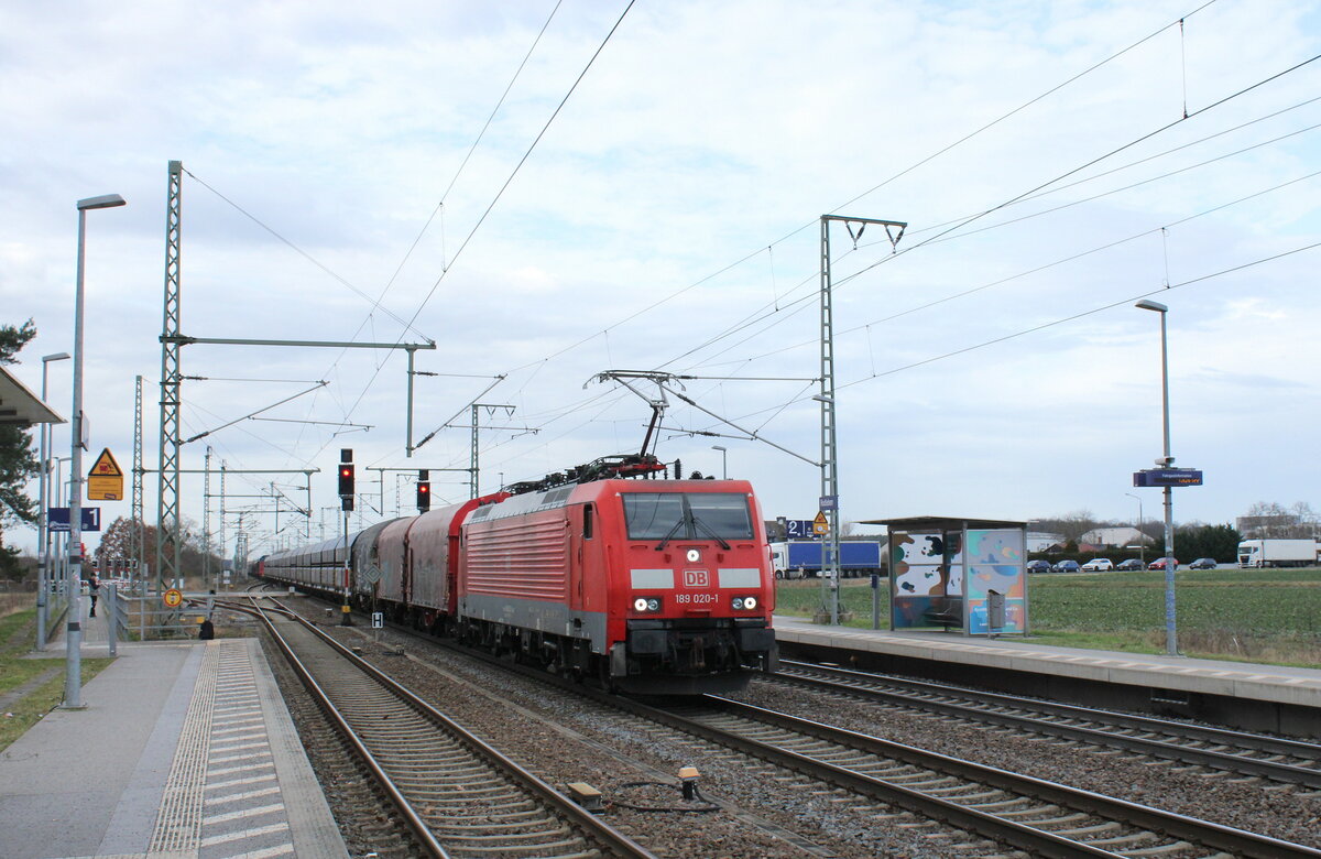 DB 189 020-1 mit einem gemischten Güterzug Richtung Roßlau, am 16.02.2024 in Rodleben.