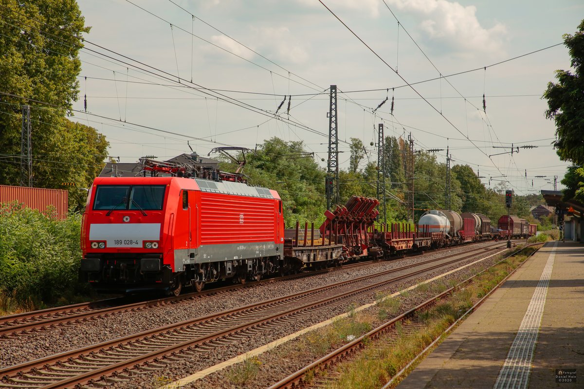 DB 189 028-4 mit G�terzug in Hilden, August 2020.