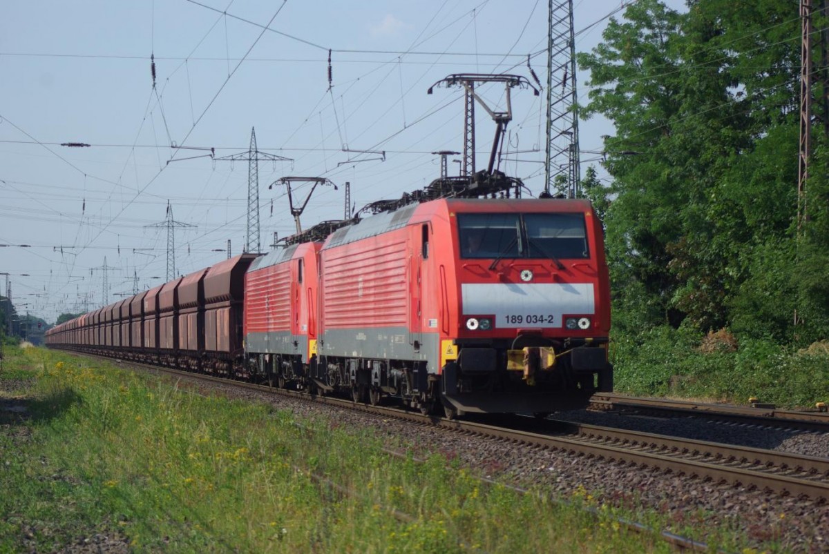 DB 189 034-2 und Schwesterlok in Doppeltraktion am 2.7.2015 vor einem Erzzug in Ratingen-Lintorf. Loks und Wagen sind mit der automatischen C-AKv-Kupplung ausgerüstet.