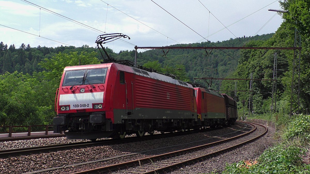 DB 189 048-2 fährt mit einer weiteren 189 mit dem 5000er Erzzug in der Einfahrt Mettlach aufs Gegengleis. Grund dafür sind Bauarbeiten im benachbarten Besseringen.(06.07.2017)