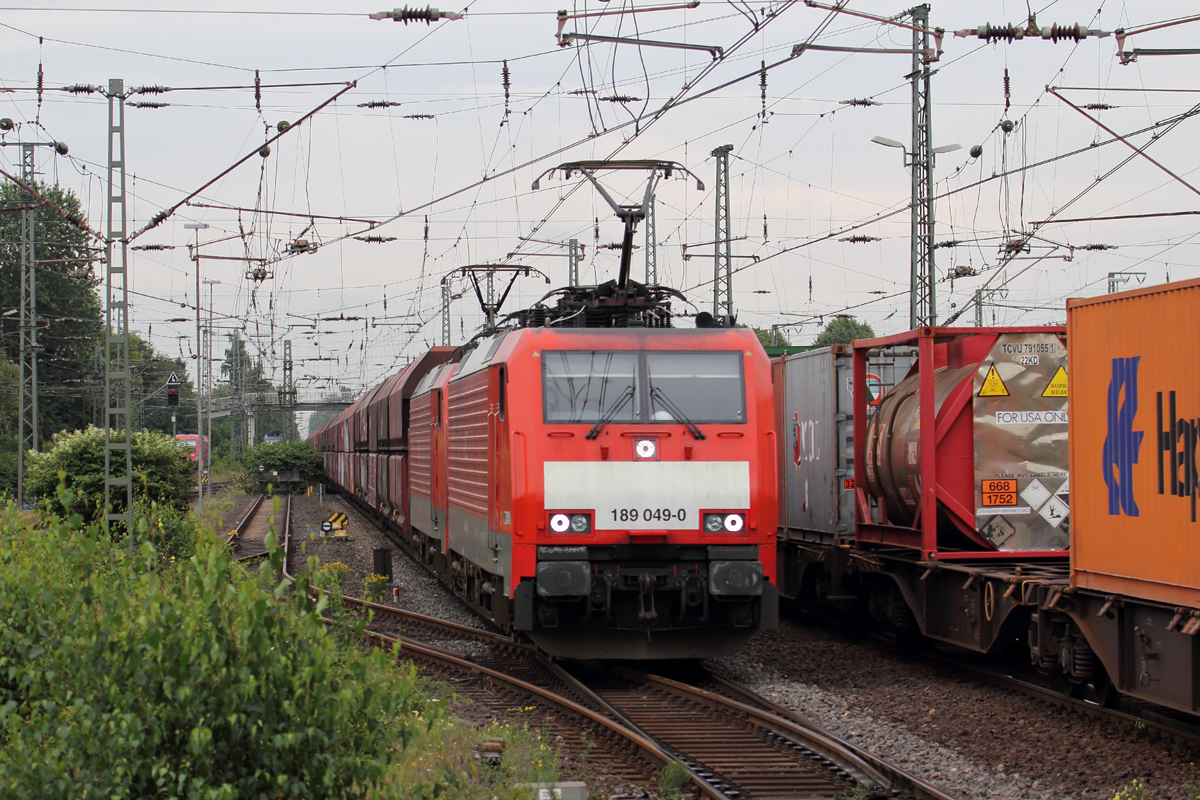 DB 189 049-0 mit 189 067-2 durchfährt Emmerich 18.8.2017