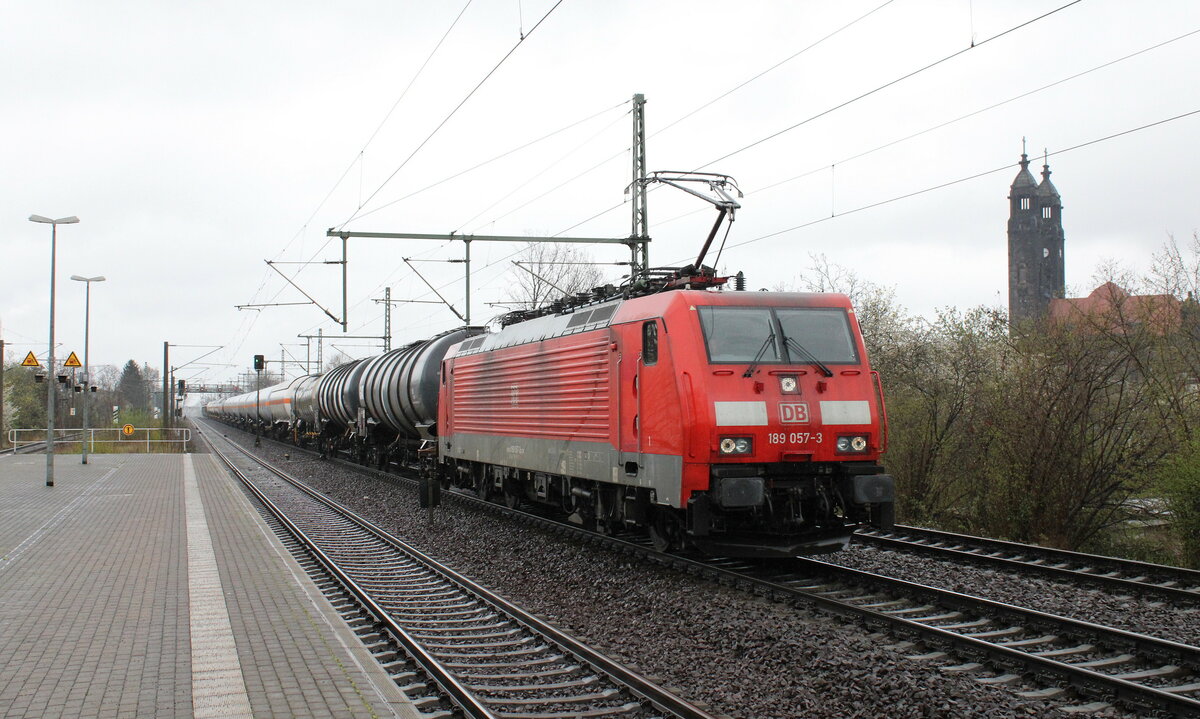 DB 189 057-3 mit einem gemischten Güterzug Richtung Dresden Hbf, am 14.04.2023 in Dresden-Strehlen.