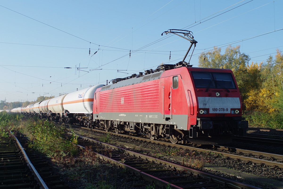 DB 189 078-9 am 27.10.2015 mit einem Kesselwagenzug in Bochum Riemke