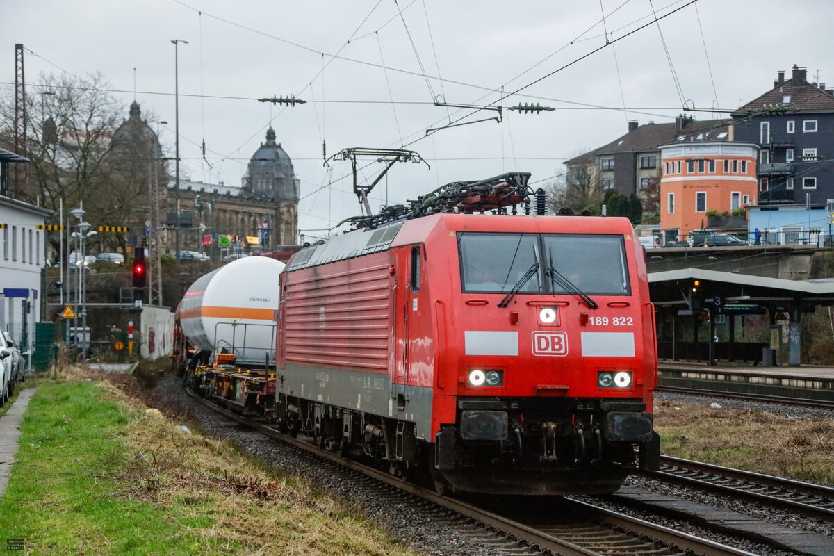 DB 189 822 mit Güterzug in Wuppertal, Februar 2024.