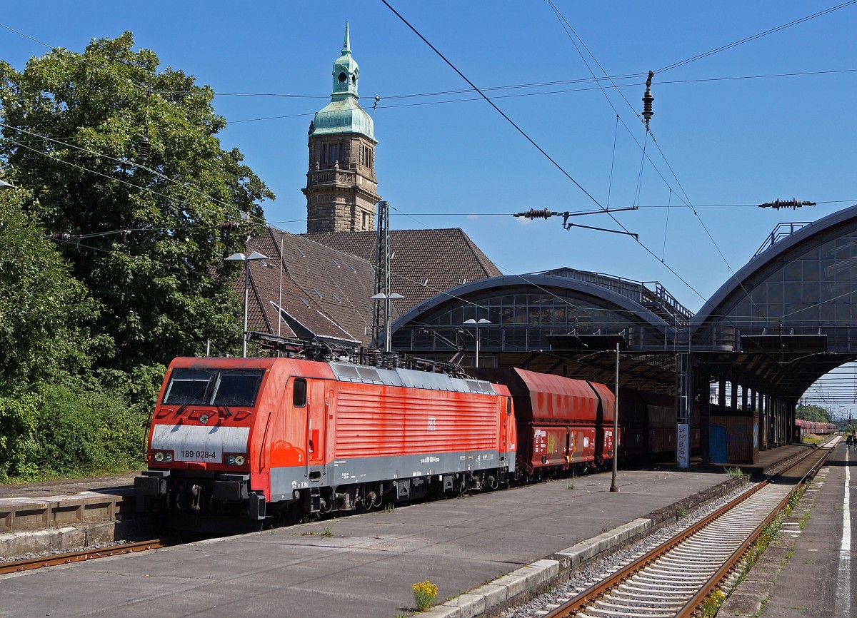 DB 189: Ein Blockgterzug mit der DB 189 028-4 beim Passieren des Bahnhofs Krefeld am 5. August 2013.
Foto: Walter Ruetsch