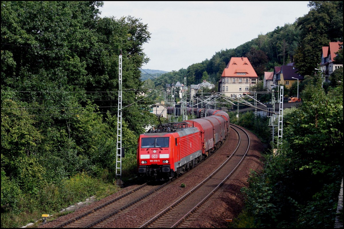 DB 189056 erreicht mit einem Güterzug in Richtung Dresden am 24.09.2015 um 13.54 Uhr die Elbufer Stadt Königstein.