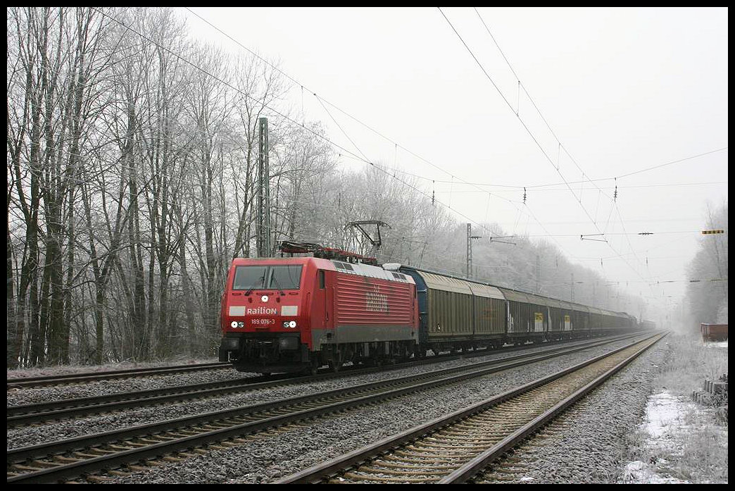 DB 189076 fährt hier am 4.3.2006 um 8.55 Uhr mit einem Güterzug in Richtung Ruhrgebiet durch den damals noch viergleisigen Bahnhof Natrup - Hagen. Im Jahr 2019 wurde der Bahnhof auf zwei Durchgangsgleise zum Haltepunkt zurück gebaut.