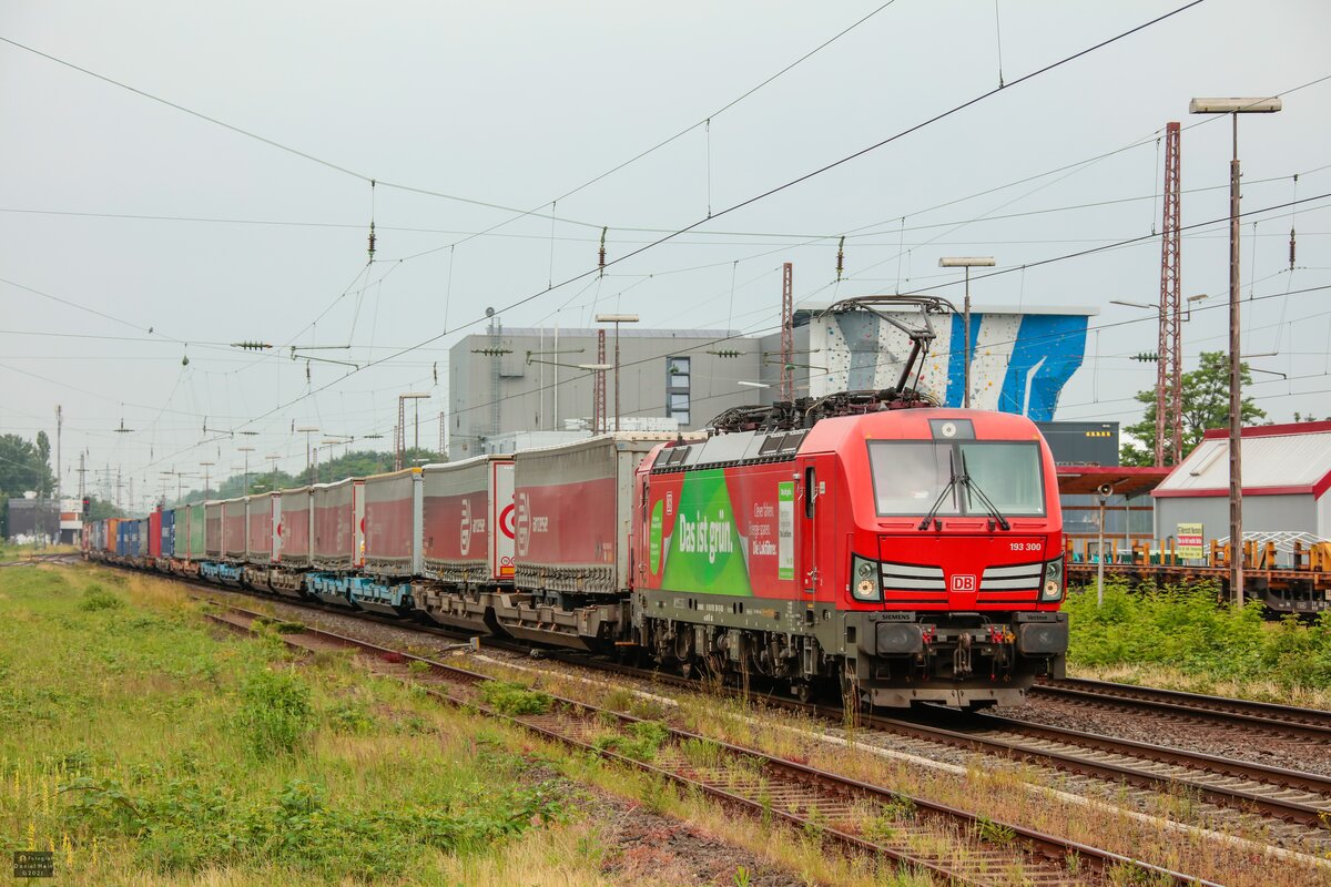 DB 193 300  Das ist grün  mit KLV in Hilden, Juni 2021.