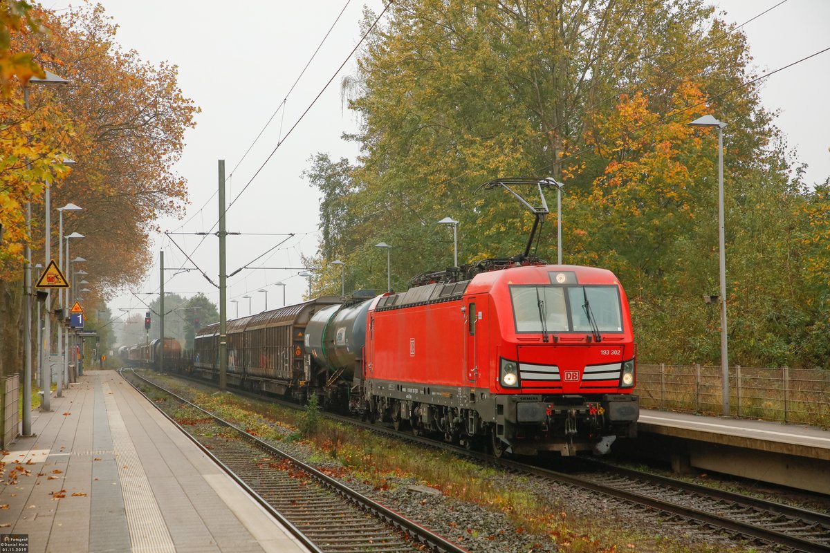 DB 193 302 mit G�terzug in Breyell, November 2019.