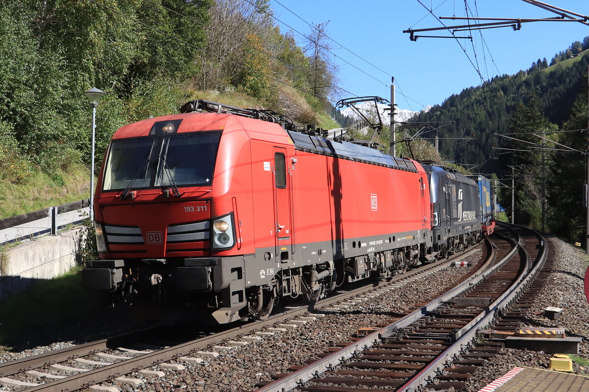 DB 193 311 und 193 703-6 der MRCE/Mercitalia Rail vor einem LKW Walter KLV Zug Richtung Deutschland bei der Talfahrt. Hier bei der Durchfahrt durch die Haltestelle St. Jodok am Brenner am 09.10.2021