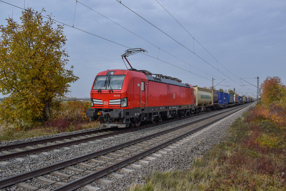 DB 193 313 ist am 04.11.2018 auf dem Weg von Rotterdam nach Brescia. Fotografiert in Buggingen vom Bahnsteigende.