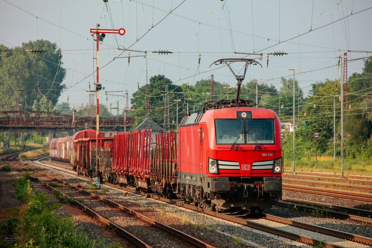 DB 193 314 mit G�terzug in D�sseldorf Rath, Juni 2021.