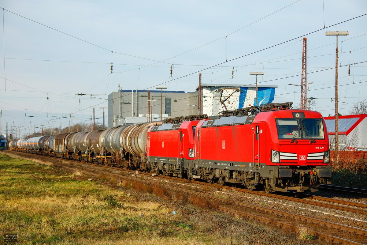 DB 193 320 & 193 334 mit G�terzug in Hilden, Dezember 2020.