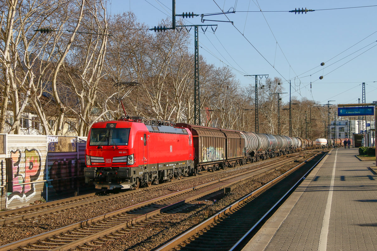 DB 193 321 mit G�terzug in K�ln S�d, Februar 2019.