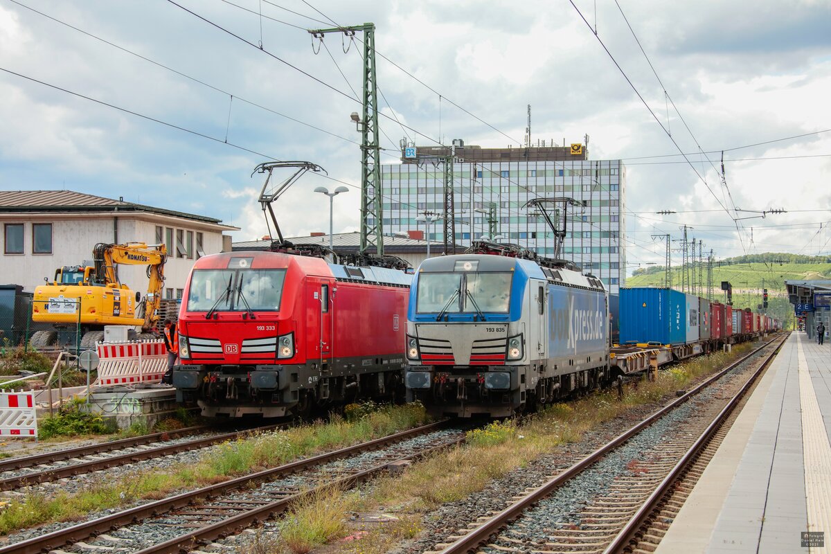 DB 193 333 & 193 835 boxXpress mit Containerzug in W�rzburg Hbf, August 2021.