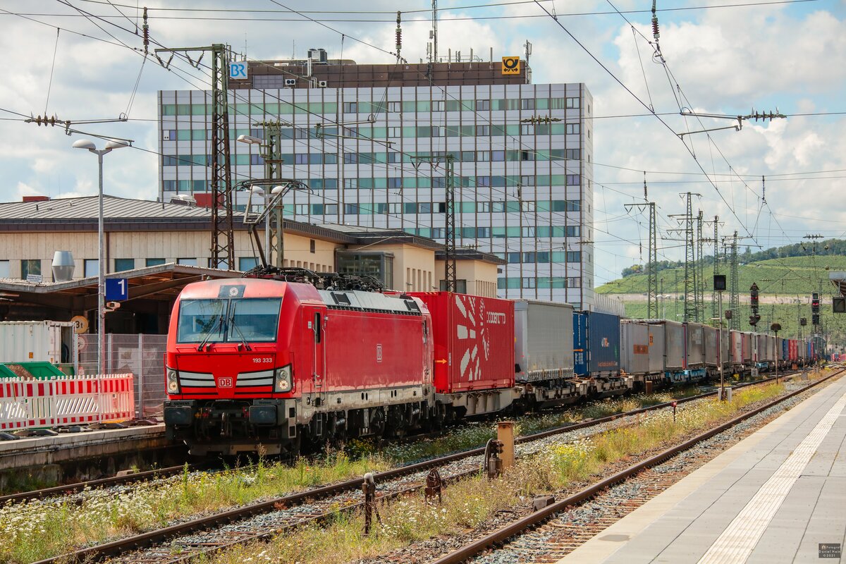 DB 193 333 mit KLV  in W�rzburg Hbf, August 2021.