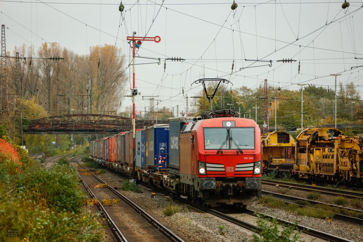 DB 193 340 mit KLV in Düsseldorf Rath, November 2023.