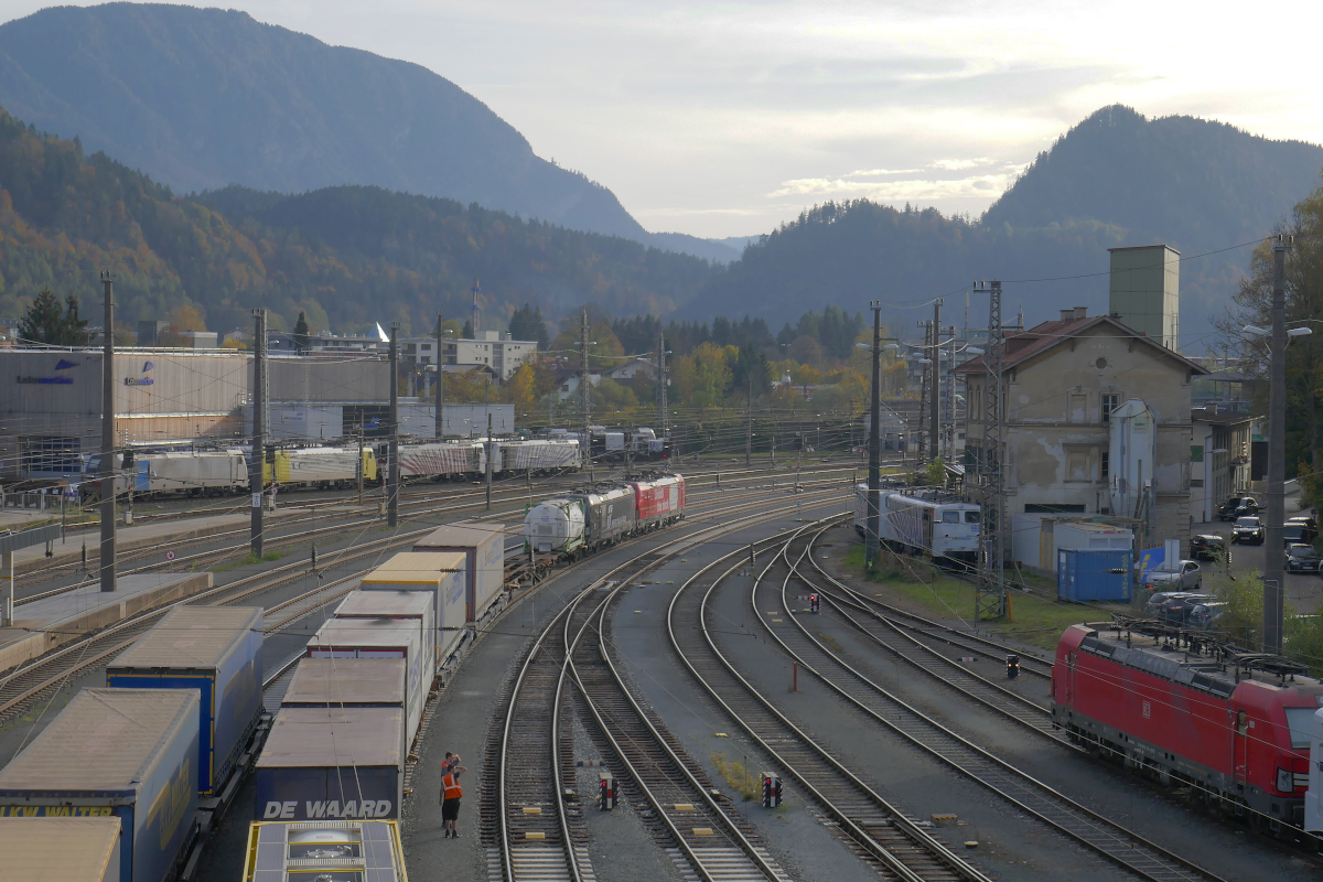 DB 193 342  Unlock THe Dock  ist zusammen mit MRCE 193 704 aus Richtung München kommend in Kufstein eingetroffen. An diesem Donnerstag, den 20.Oktober 2022, hat der Zug in Kufstein eine lange Pause eingelegt, während derer am Zugschluß die 189 907 angekuppelt wurde. Deren Zugkraft und Leistung werden in den Rampen des Brenners für eine zügige Fahrt sorgen.
Meist hält der Zug nur kurz zum Personalwechsel.
Kufstein, 20.10.2022