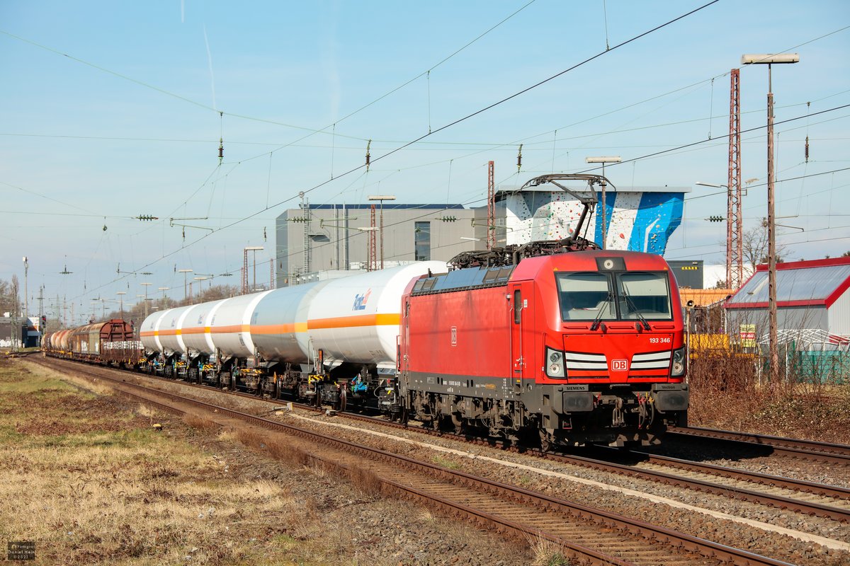 DB 193 346 mit G�terzug in Hilden, M�rz 2021.