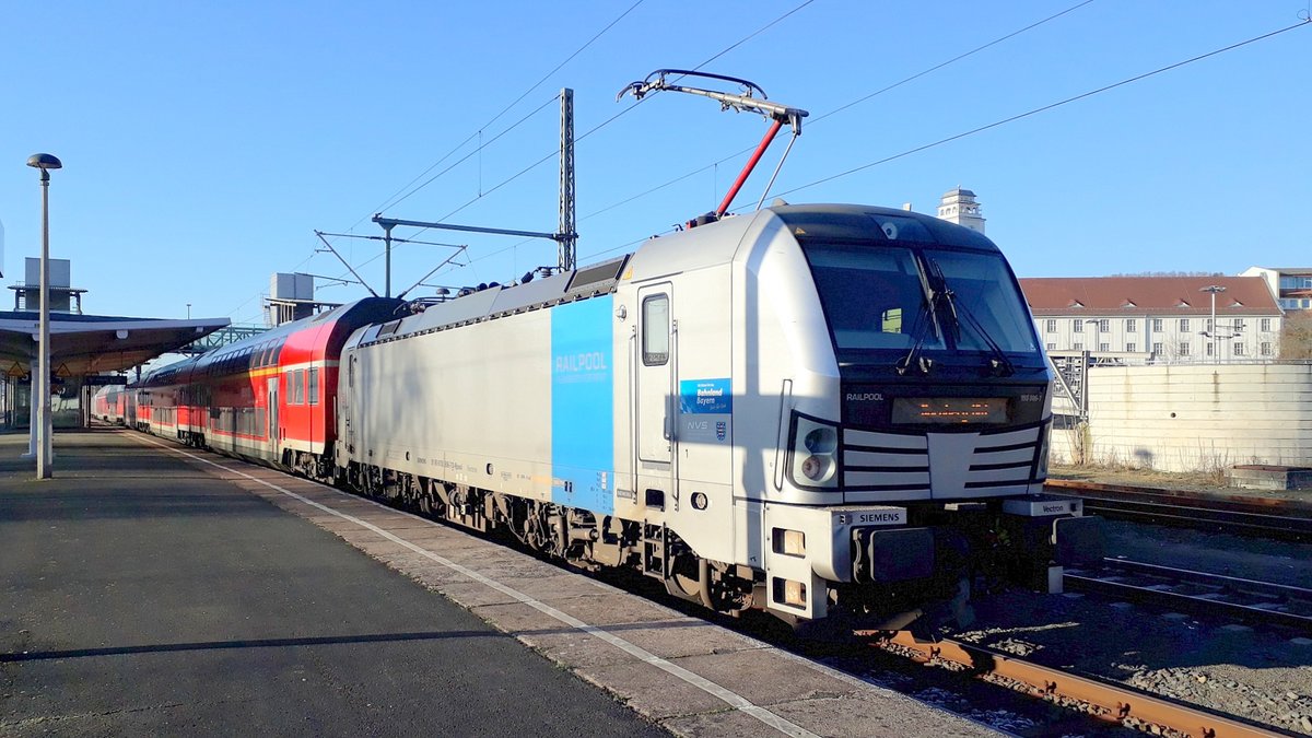 DB 193 806-7 mit dem RE 4960 aus Nürnberg Hbf, am 01.01.2020 in Sonneberg (Thür) Hbf.