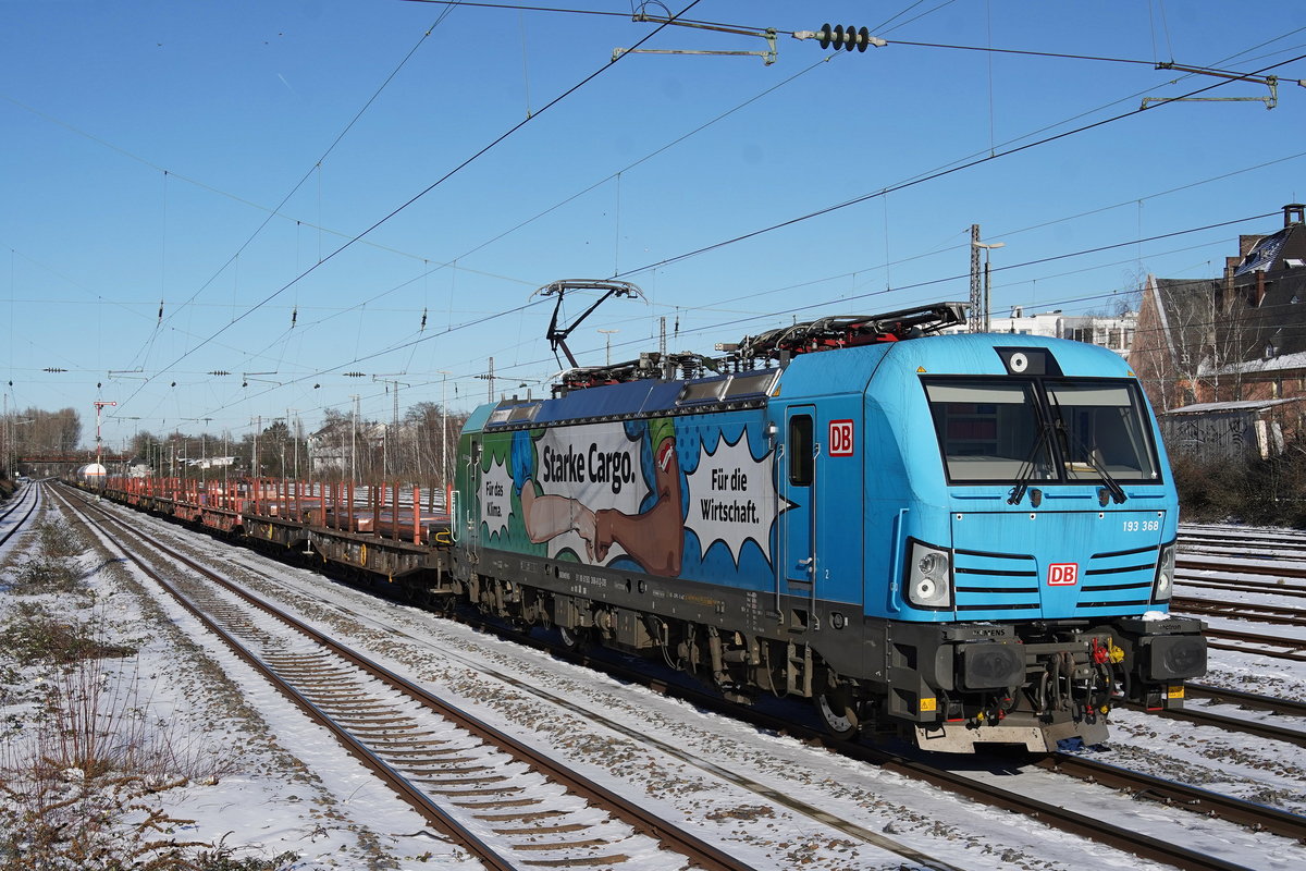DB-193_369(91 80 6193 369-6 D-DB) mit  Starke Cargo -Werbung (Vectron-MS Siemens2019 FNr22573) unterwegs mit Güterzug Richtung Süden.

2021-02-13 Düsseldorf-Rath