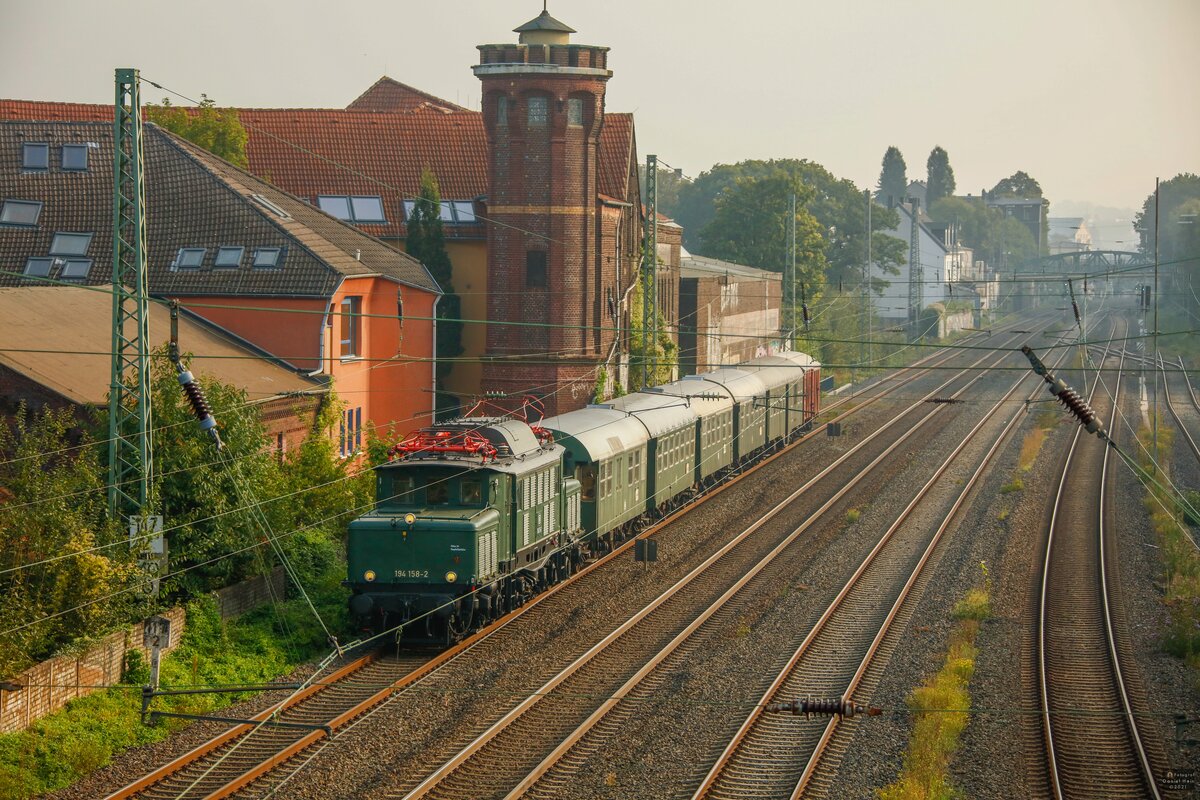 DB 194 158-2 mit Sonderzug nach R�desheim in Wuppertal, September 2021.