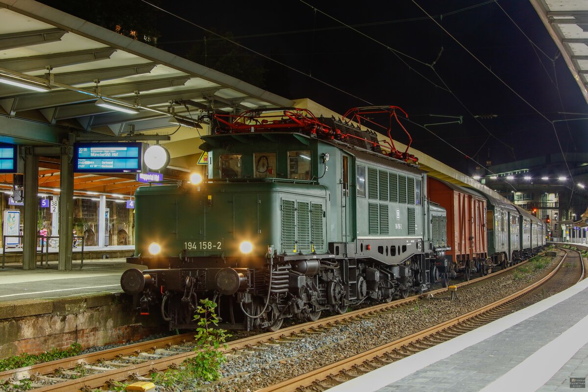 DB 194 158-2 mit Sonderzug in Wuppertal Hbf, September 2021.