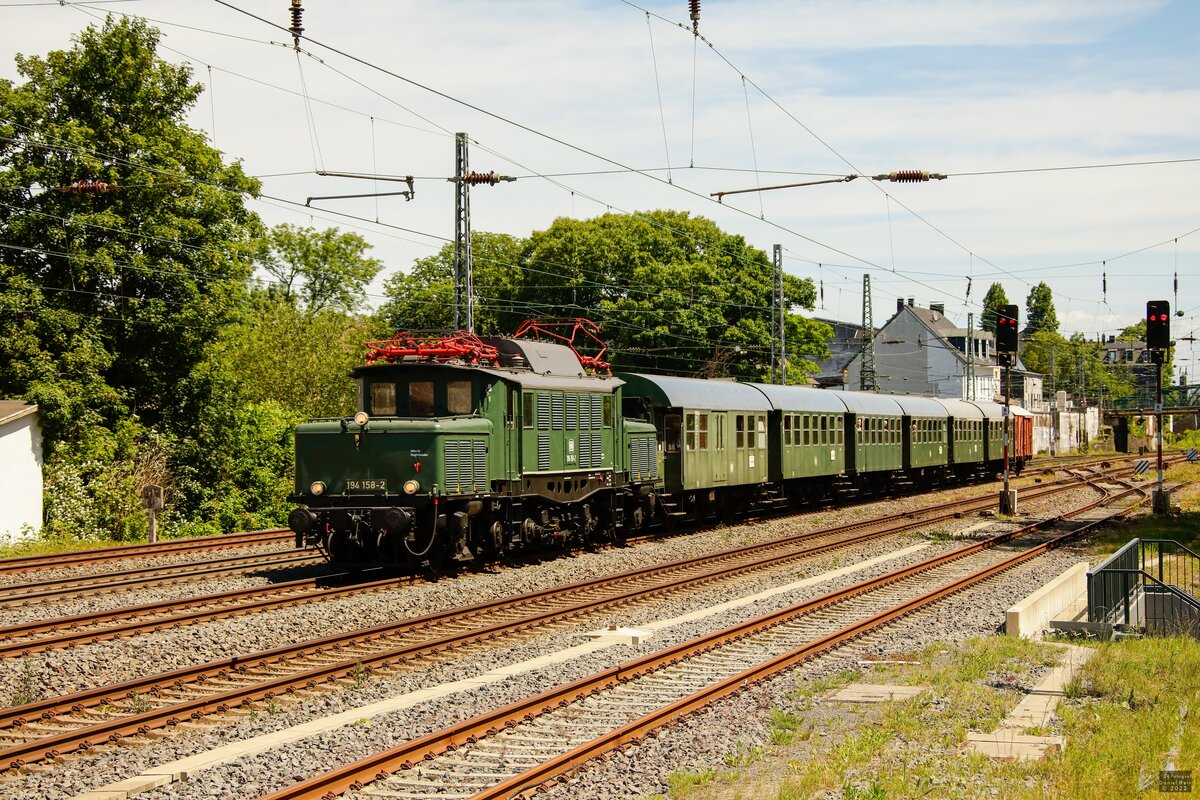 DB 194 158-2 mit Sonderzug in Wuppertal, Juni 2022.