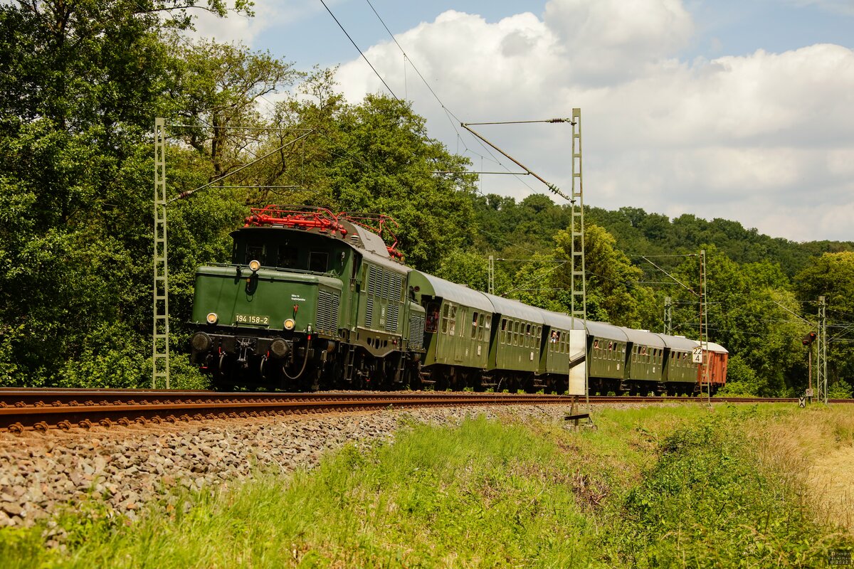 DB 194 158-2 mit Sonderzug in Essen Werden, Juni 2022.