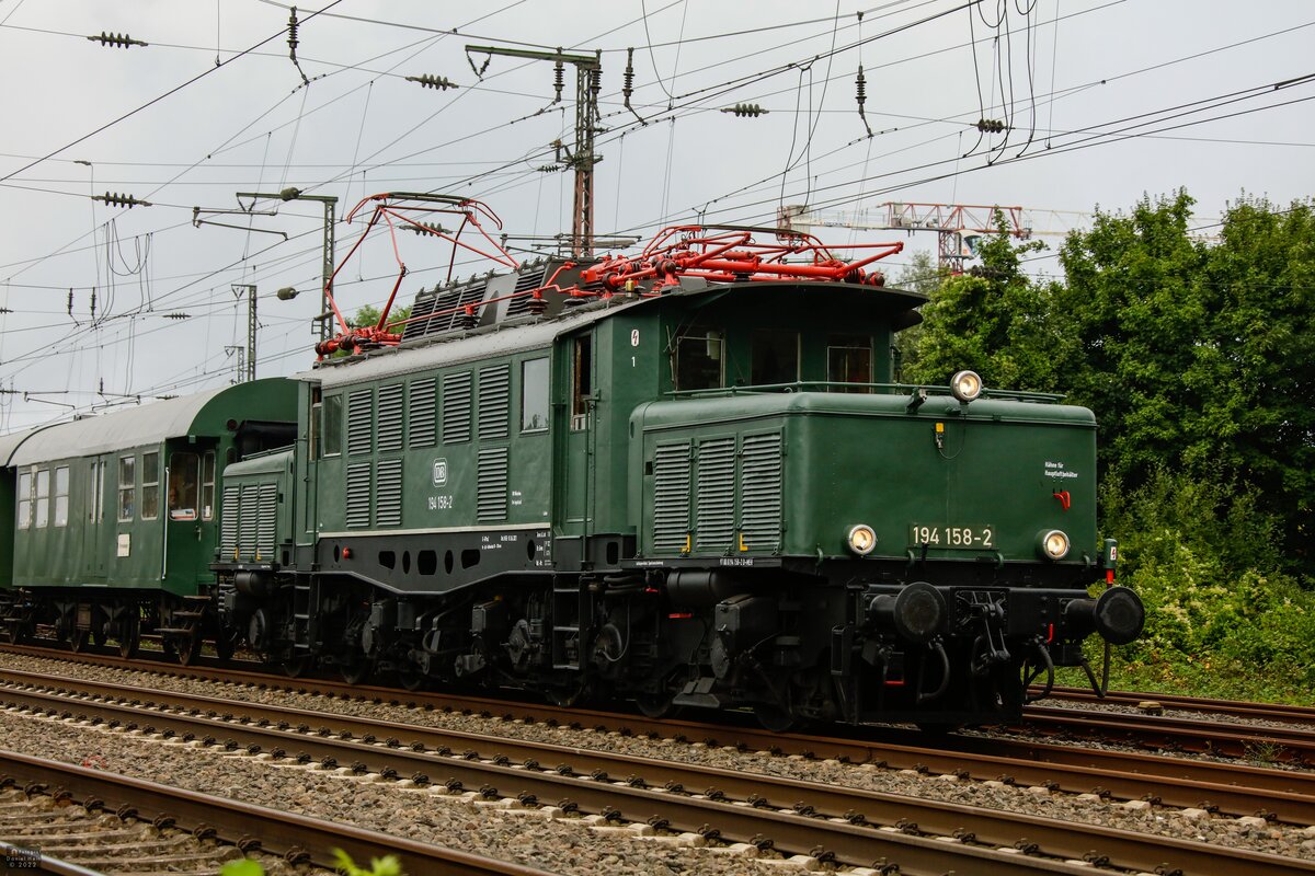 DB 194 158-2 mit Sonderzug nach Marburg in Witten, August 2022.