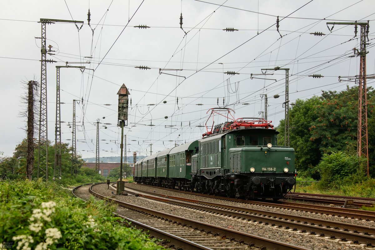 DB 194 158-2 mit Sonderzug nach Marburg in Witten, August 2022.