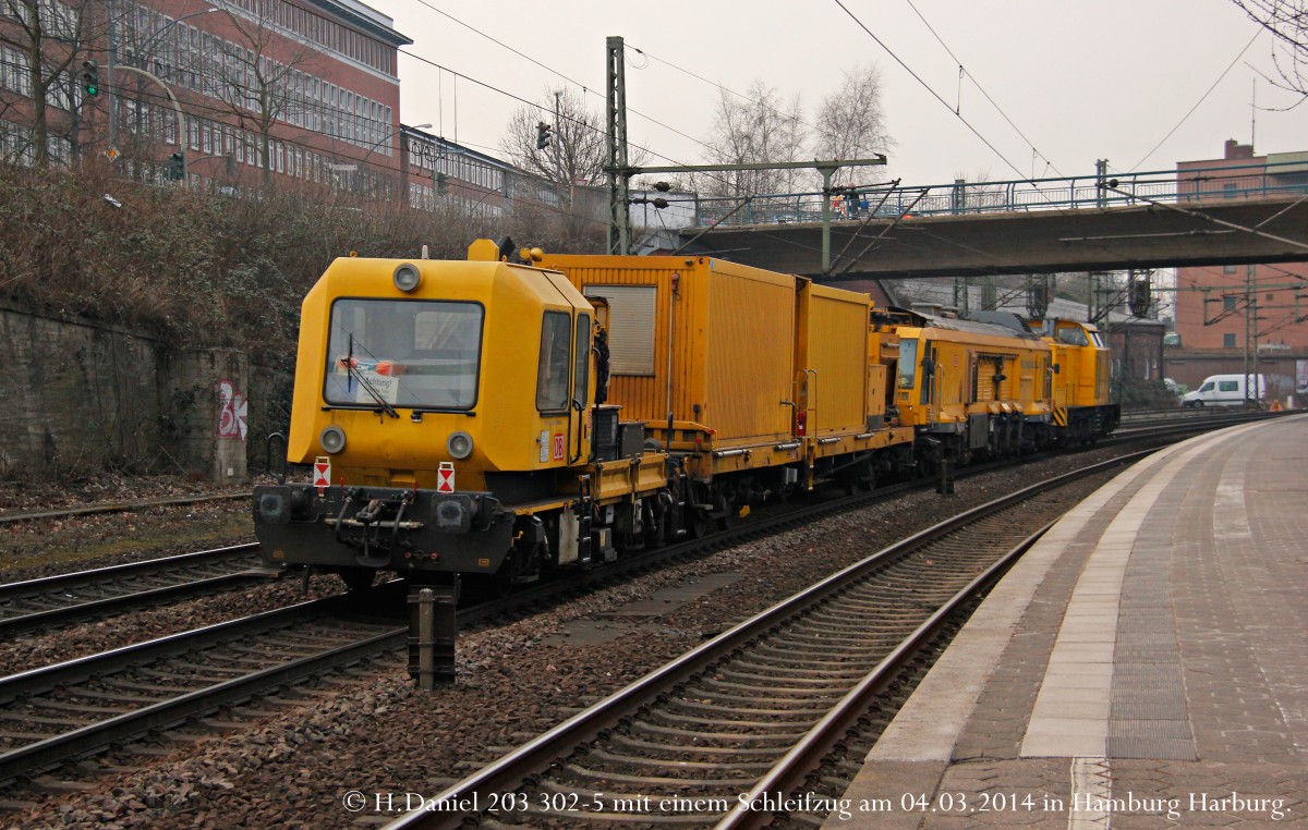 DB 203 302-5 mit Schleifzug in Hamburg Harburg, M�rz 2014.