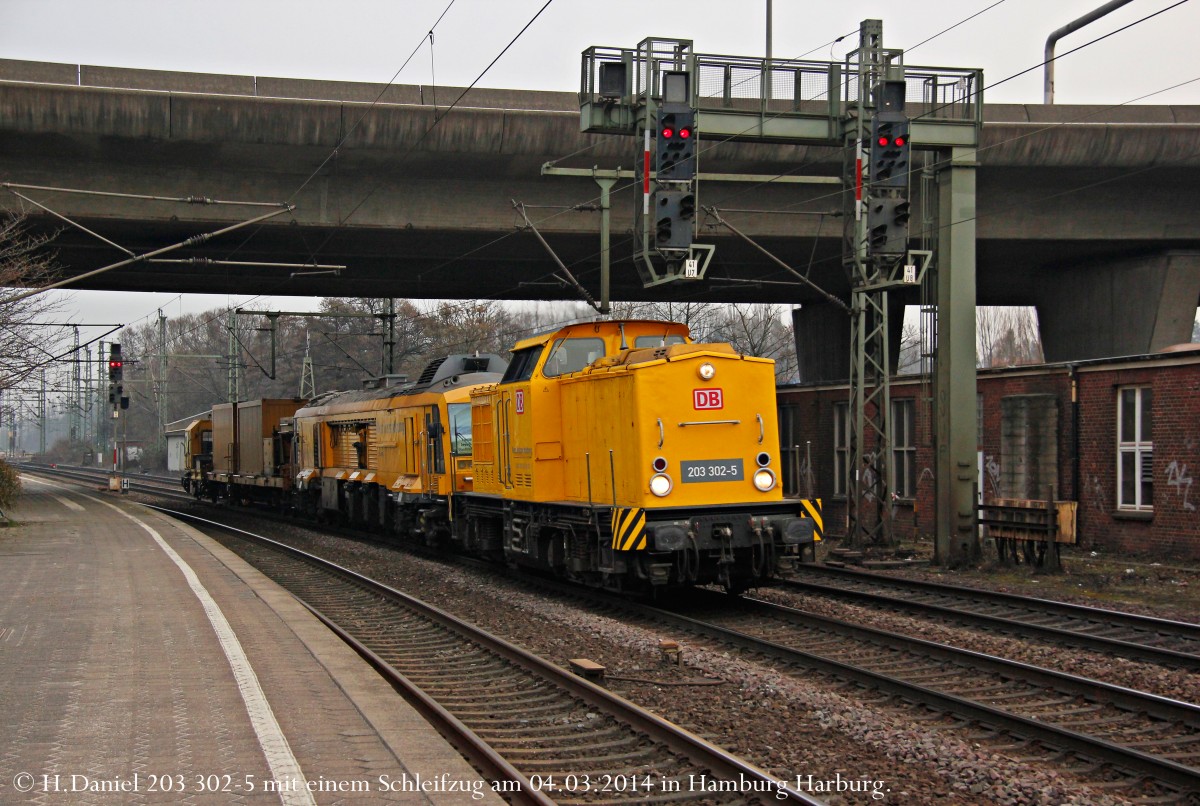 DB 203 302-5 mit Schleifzug in Hamburg Harburg, M�rz 2014.