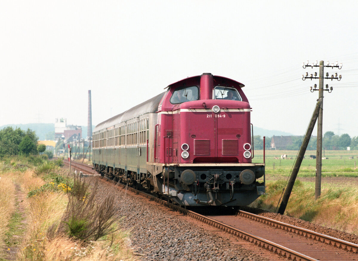 DB 211 084-9 unterwegs bei Appeldorn am 08.08.1985, mit E-3815 von Kleve nach Duisburg Hbf. Neg.94042.
